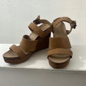 8.5 franco sarto wedges. A small snag on the sole, otherwise in great condition.